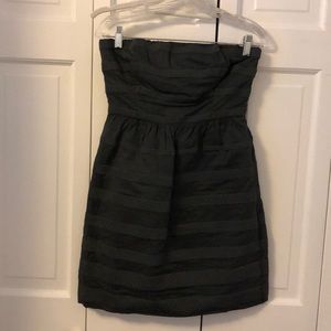 Cute strapless dress!